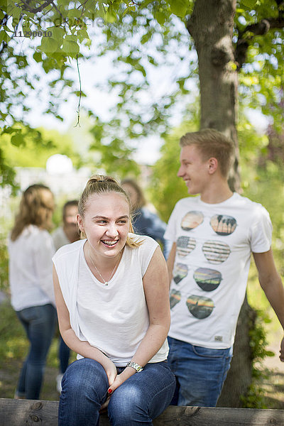 Glückliche Freunde im Teenageralter zusammen