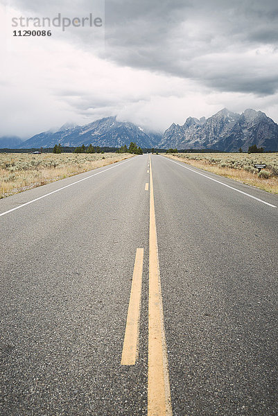USA  Wyoming  leere Landstraße am Grand Teton Nationalpark