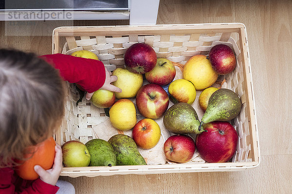 Kleines Mädchen mit Apfel  Draufsicht