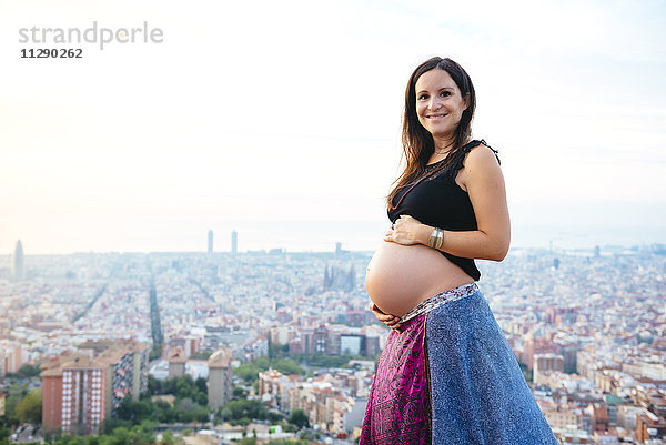 Spanien  Barcelona  Schwangere mit Blick über die Stadt