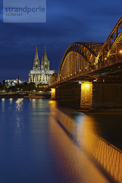 Deutschland  Köln  beleuchteter Kölner Dom und Hohenzollernbrücke