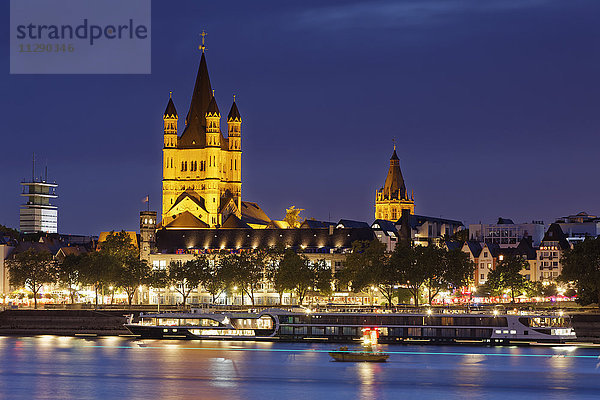 Deutschland  Köln  Blick auf die Altstadt mit Gross Sankt Martin und Rathaus bei Nacht
