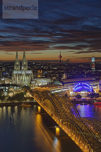 Deutschland  Köln  Blick auf die beleuchtete Stadt in der Abenddämmerung