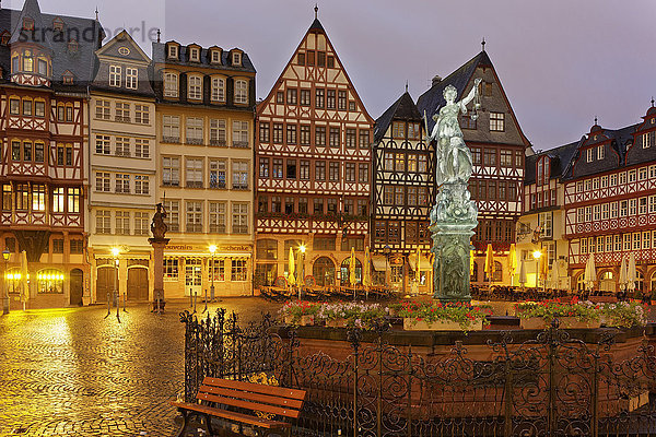 Deutschland  Hessen  Frankfurt  Romerberg mit Justizbrunnen bei Nacht