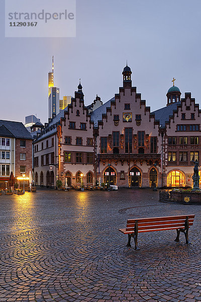 Deutschland  Hessen  Frankfurt  Romerberg mit Justizbrunnen bei Nacht