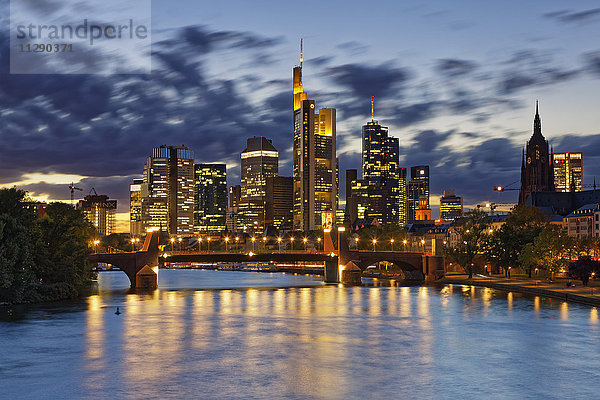 Deutschland  Hessen  Frankfurt  Skyline des Finanzbezirks mit Ignatz-Bubis-Brücke