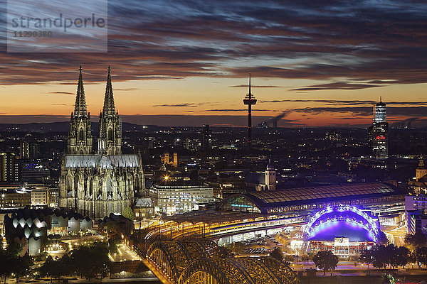 Deutschland  Köln  Blick von oben auf die beleuchtete Stadt bei Abenddämmerung