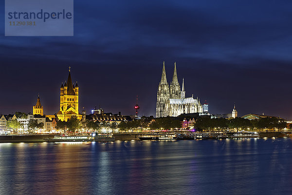 Deutschland  Köln  Blick auf beleuchteten Groß Sankt Martin und Kölner Dom
