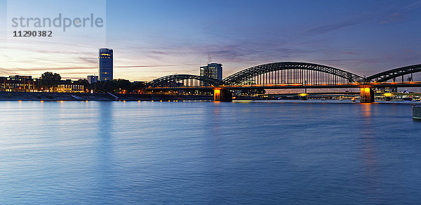Deutschland  Köln  Blick auf KoelnTriangle und Hohenzollernbrücke bei Abenddämmerung