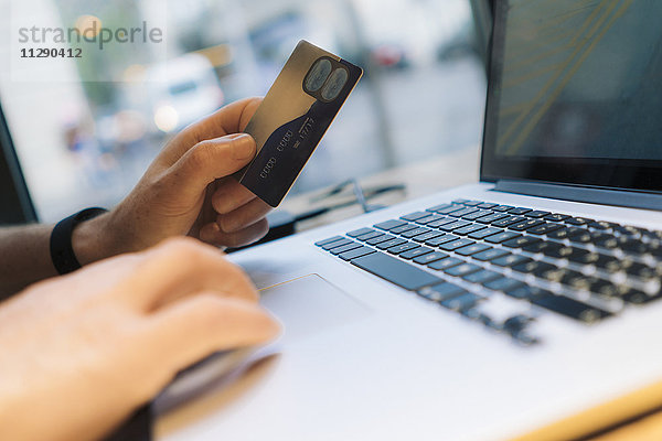 Online-Shopping mit Kreditkarte und Laptop