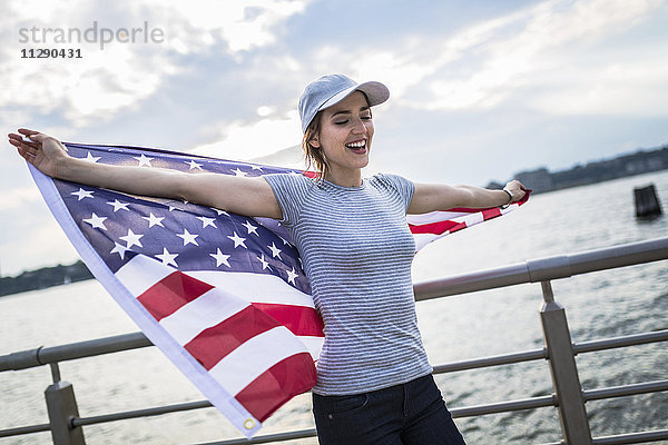 Glückliche Frau mit amerikanischer Flagge