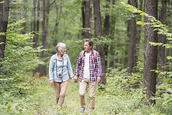 Seniorenpaar beim Waldspaziergang