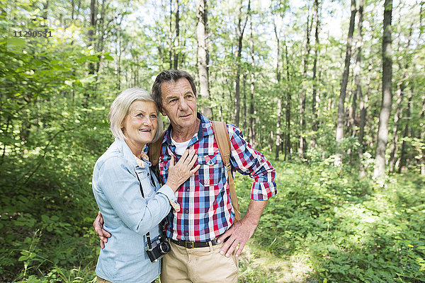 Seniorenpaar im Wald
