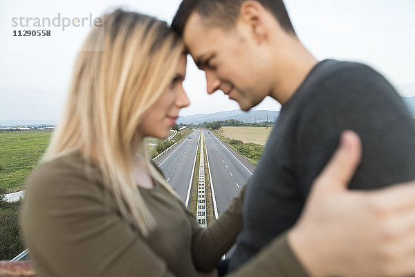 Junges Paar auf der Autobahnbrücke
