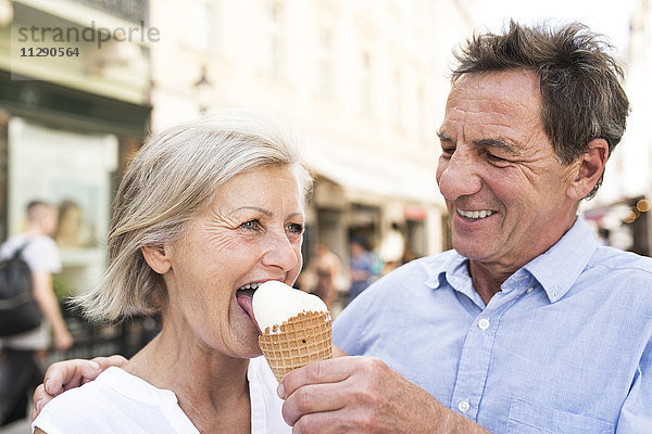 Glückliches Seniorenpaar mit Eistüte