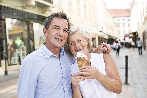 Porträt eines glücklichen Seniorenpaares mit Eistüte
