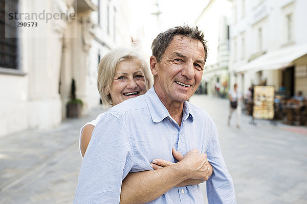 Slowakei  Bratislava  Porträt eines glücklichen Seniorenpaares