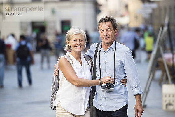 Porträt des glücklichen Seniorenpaares auf Städtereise