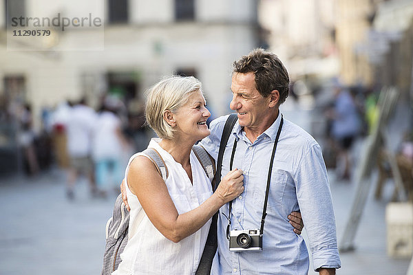 Glückliches Seniorenpaar auf Städtereise