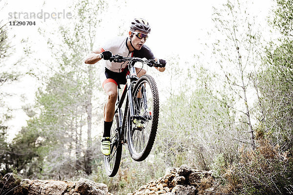 Mountainbiker springen in der Luft