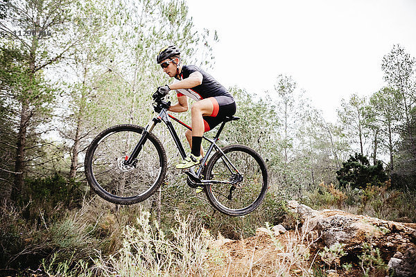 Mountainbiker springen in der Luft