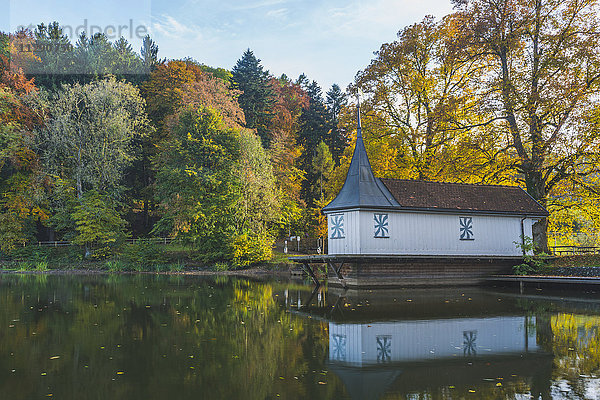 Schweiz  St. Gallen  Badehaus am Buebenweiher im Herbst