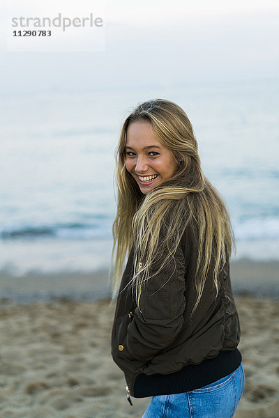 Glückliche junge Frau am Strand