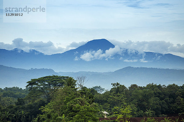 Indonesien  Java Insel  Landschaft mit Bergen