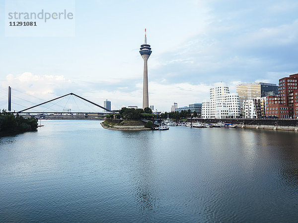 Deutschland  Düsseldorf  Blick auf Rheinturm und Neuen Zollhof mit Medienhafen im Vordergrund