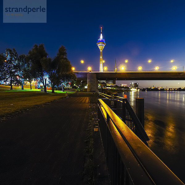 Deutschland  Düsseldorf  Blick auf beleuchtete Rheinknie-Brücke und Fernsehturm bei Nacht