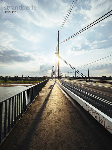 Deutschland  Düsseldorf  leere Rheinkniebrücke im Gegenlicht