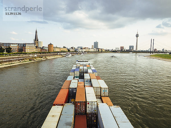 Deutschland  Düsseldorf  Frachtschifftransport auf dem Rhein