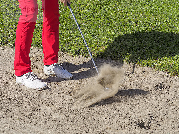 Golfer beim Bunkerschlag  Teilansicht