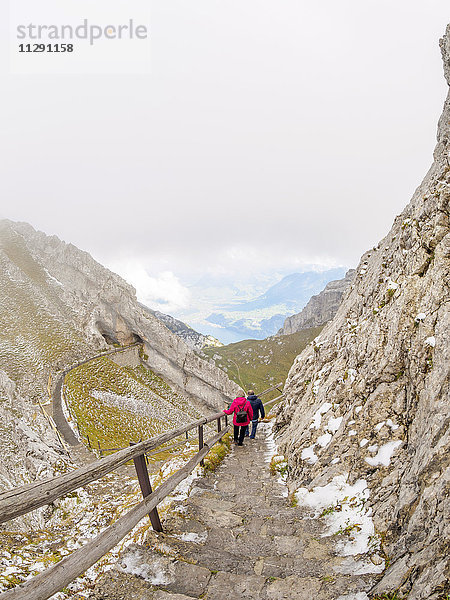 Schweiz  Seniorenpaar Wandern in den Emmentaler Alpen