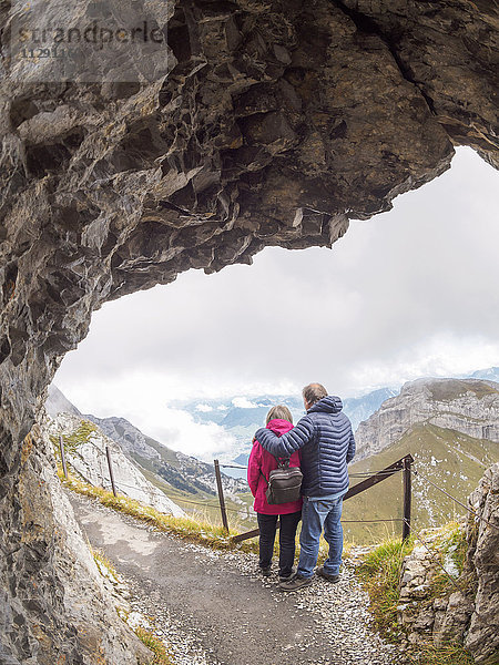 Schweiz  Seniorenpaar Wandern in den Emmentaler Alpen
