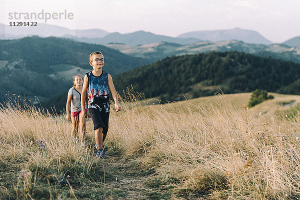 Italien  Gubbio  zwei Kinder beim Wandern im Apennin am Abend