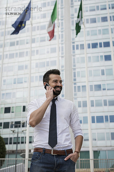 Lächelnder Geschäftsmann am Telefon