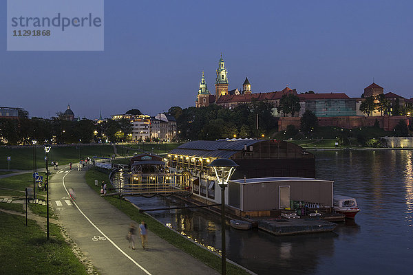 Polen  Krakau  Blick auf Wawel-Kathedrale und Schloss mit Weichsel im Vordergrund am Abend