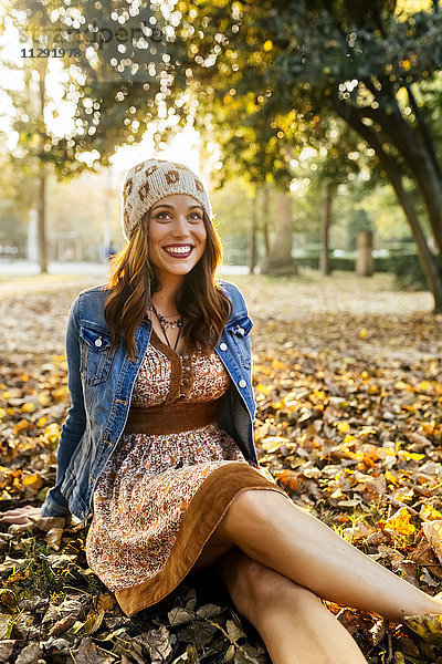 Lächelnde junge Frau in einem Park im Herbst