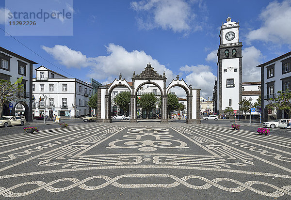 Portugal  Azoren  Sao Miguel  Ponta Delgada  Kirche San Sebastian und Stadttor