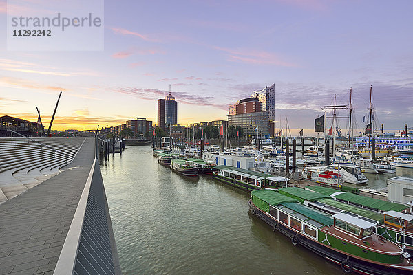 Deutschland  Hamburg  Blick vom Niederhafen auf das Hanseatic Trade Center und die Elbphilharmonie am Vormittag