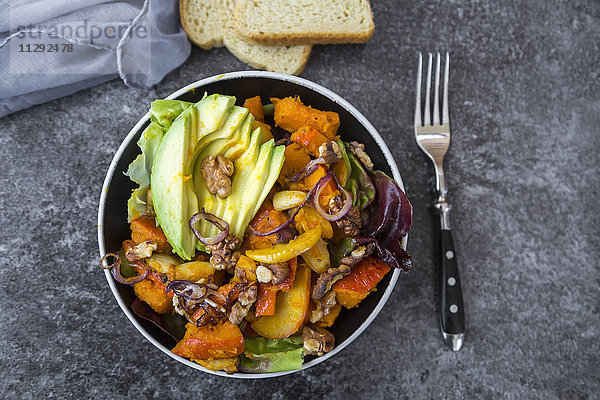 Herbstlicher Salat aus Kürbis  Champignons  Avocado  Walnüssen und Zwiebeln