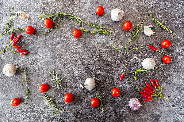 Zutaten von Tomatensauce auf Stein
