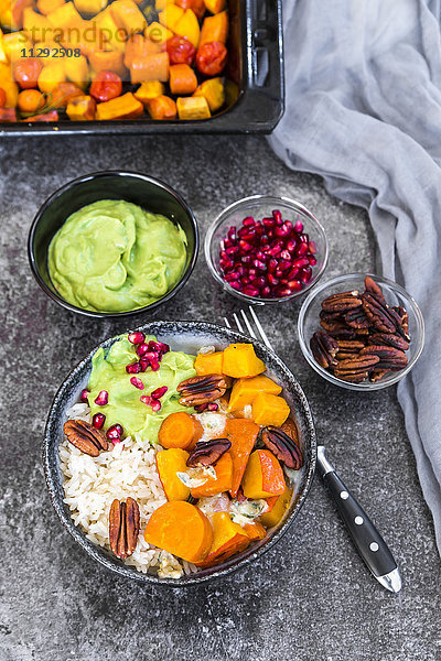 Herbstsalatschüssel mit Karotten  Kürbis  Süßkartoffeln  Pekannuss  Guacamole  Granatapfel und Reis