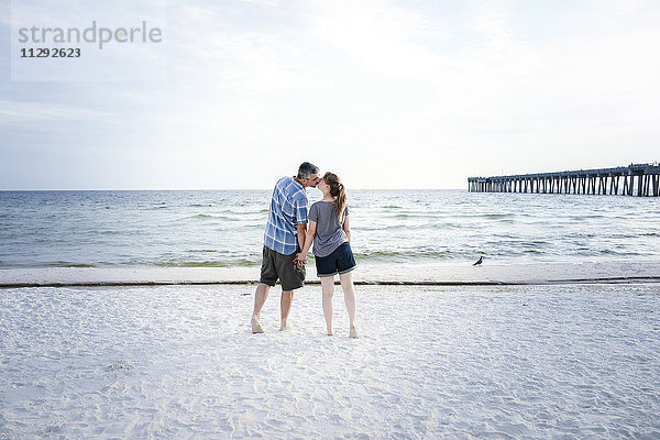 USA  Küssendes Paar steht am Panama City Beach