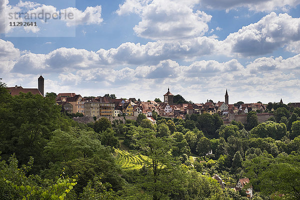 Deutschland  Rothenburg ob der Tauber  Blick vom Schlossgarten auf die Stadt