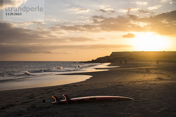 Spanien  Teneriffa  Surfbrett am Strand bei Sonnenuntergang