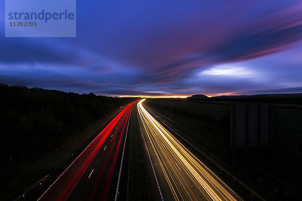 UK  Schottland  Light Trails auf der Autobahn in East Lothian