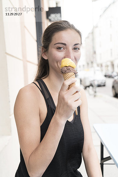 Fröhliche junge Frau mit Eistüte
