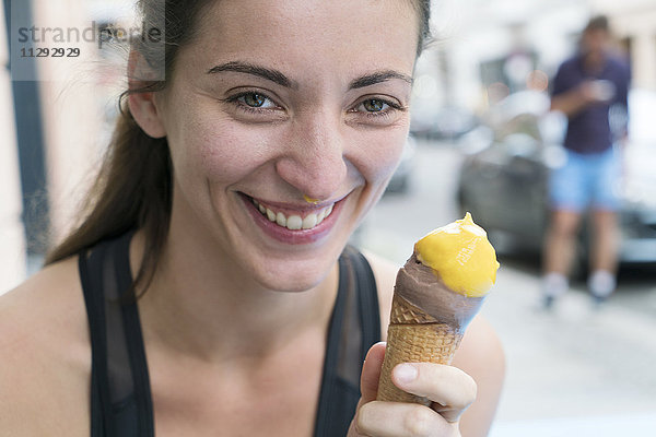 Fröhliche junge Frau mit Eistüte